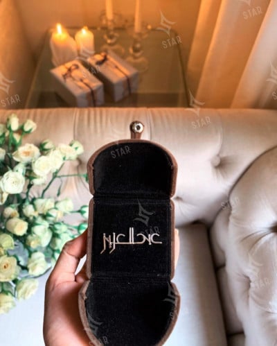 بروش بالاسم بخط الكوفي