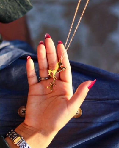 تعليقة سيارة مطلية بالذهب