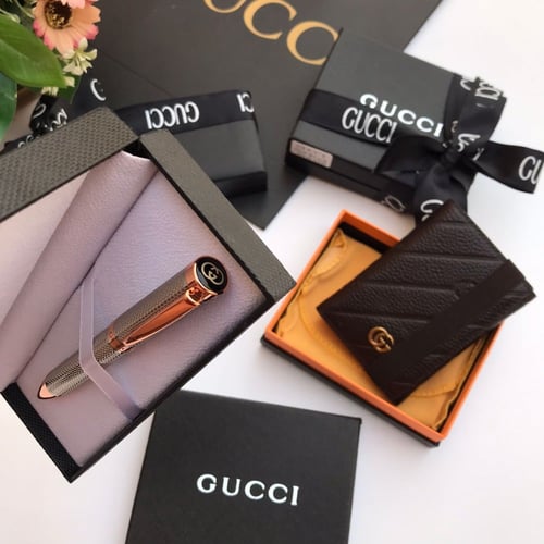 طقم هديه قلم ومحفظه ماركه قوتشي