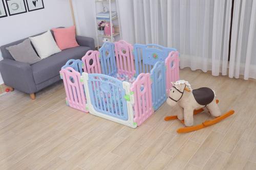 حواجز بلاستيكية عدد 10 قطع مع باب و ألعاب - ملون ا...