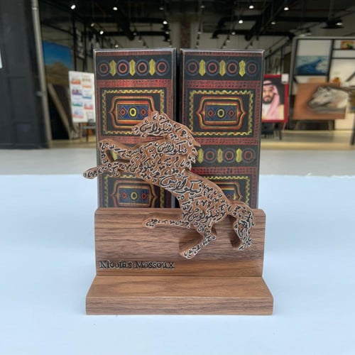 مجسم الخيل مع صندوق خشبي