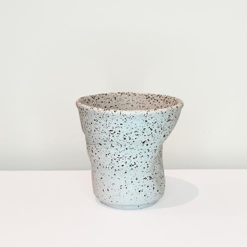 كوب مصدوم - ابيض منقط اسود