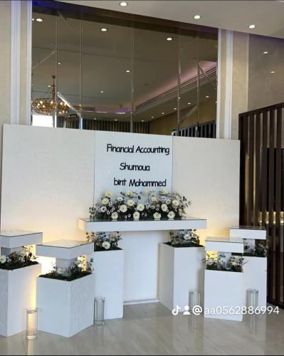 مدخل مكون من ٣خلفيه +مدخل +٤طاولات جانبيه بدون ورد...