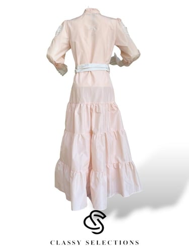 فستان مناسبات باللون النود والأوف وايت