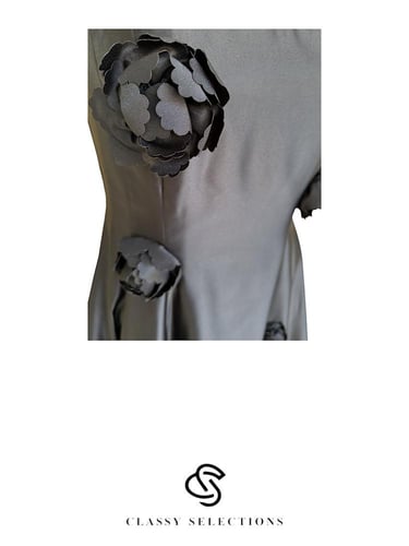 فستان سهره باللون الأسود مزين بالورود