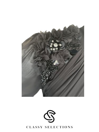 فستان سهره باللون الأسود مزين بالخرز الملون وأحجار...