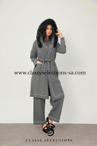 بدله شتوية من3 قطع مع فرو طبيعي باللون الرمادي