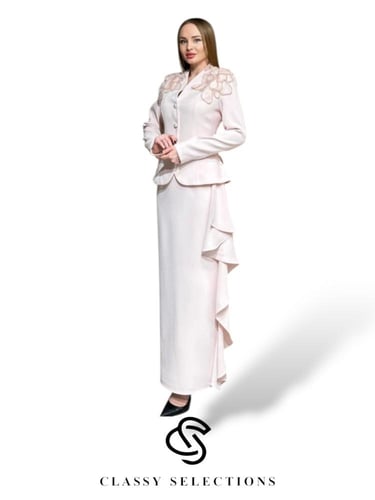 طقم سهره راقي باللون الوردي مزين بوردات مطعمة بالخ...