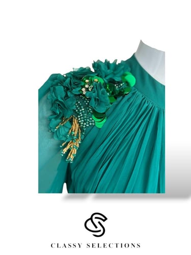 فستان سهره باللون الأخضر مزين بالخرز الملون وأحجار...