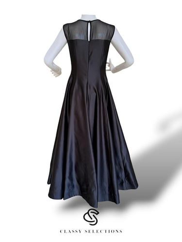 فستان سهره باللون الأسود مزين بالورود