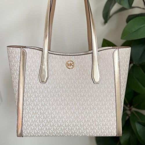 شنطة مايكل كورس Leida للكتف ذهبي