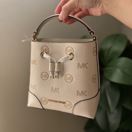 شنطة مايكل كورس bucket ابيض