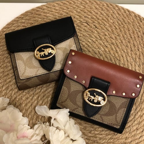 محفظة كوتش ذهبي مع ميدالية