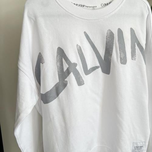 بلوفر كلفن كلاين ابيض بكتابة رمادي