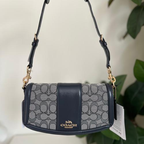 شنطة كوتش Andrea للكتف كحلي