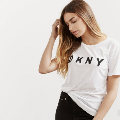 تيشيرت دكني لوقو تطريز أبيض