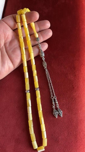 سبحة تحاكي لون وتعريق الكهرمان