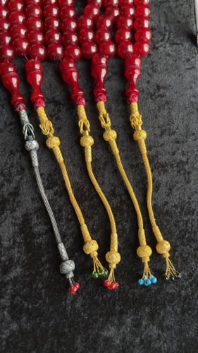 مسباح معرق بلون كرزي دائري يحاكي مسابيح الفاتوران...