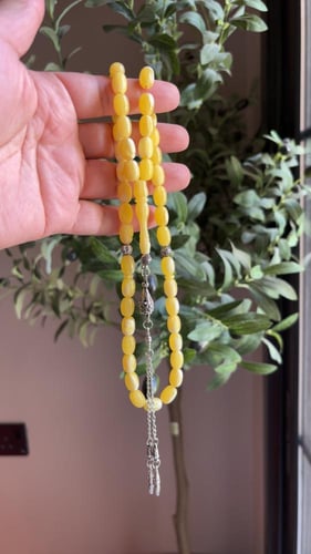 سبحة تحاكي لون وتعريق الكهرمان