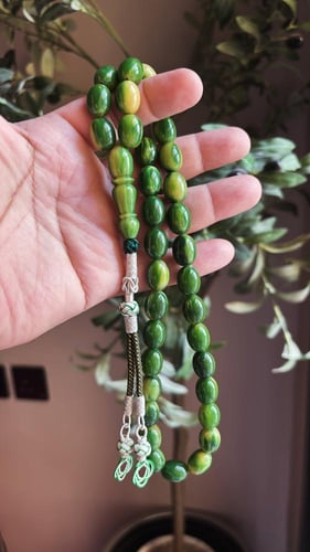 مسباح بكلايت بيضاوي باللون الاخضر وشرابه من الفضه