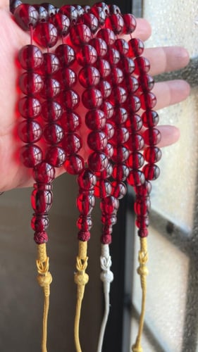 مسباح شفاف بلون كرزي دائري يحاكي مسابيح الفاتوران...