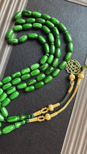 مسباح بكلابت صنوبري باللون الأخضر وشرابه من الفضه