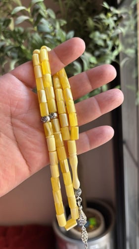 سبحة تحاكي لون وتعريق الكهرمان