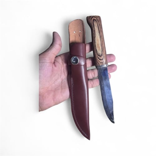 سكين بمقبض خشبي