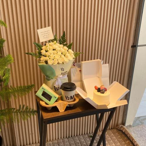 ورد مع كيك وقهوه وحلا من هاف مليون