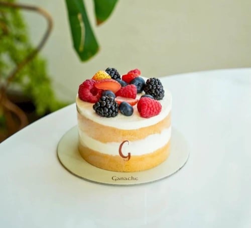 بوكس الورد مع الكيك و السلسال من اختيارك