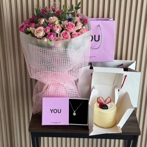 ورد مع كيك وسلسال من اختيارك