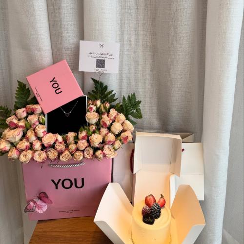 ورد مع كيك و سلسال من اختيارك