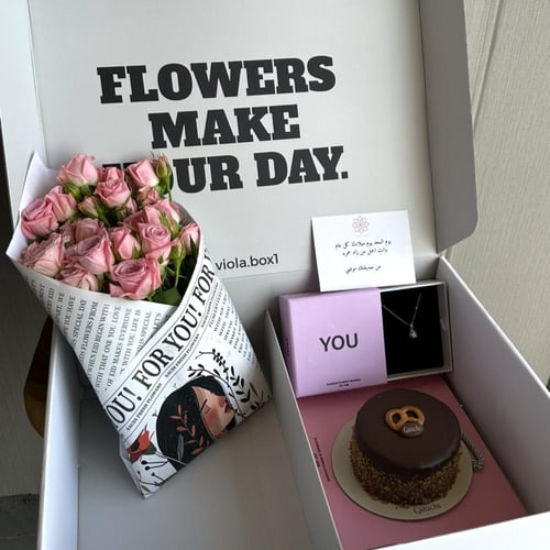 بوكس الورد مع الكيك و السلسال من اختيارك