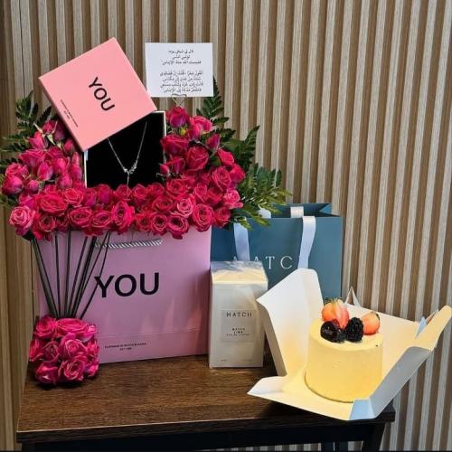 ورد مع كيك وعطر من اختيارك