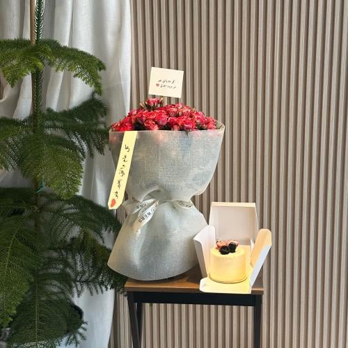 باقة ورد مع كيك و شريطه