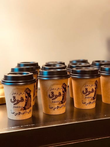 12 كوب بغطاء بتصميم تخرج بناتي