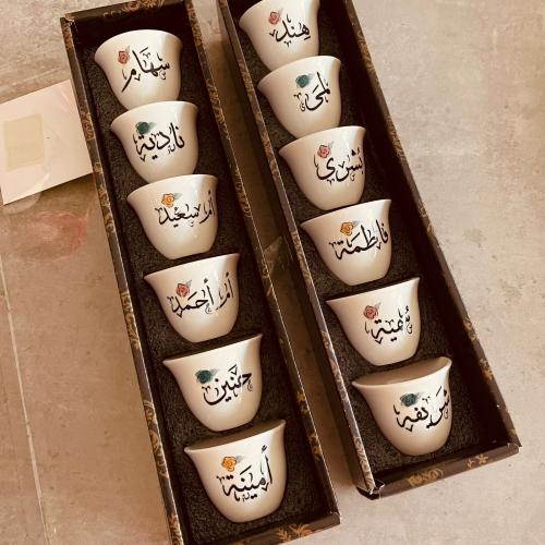 6 فناجيل قهوه بالاسم : خط منقوش