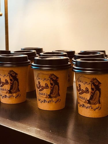 12 كوب بغطاء بتصميم تخرج بناتي