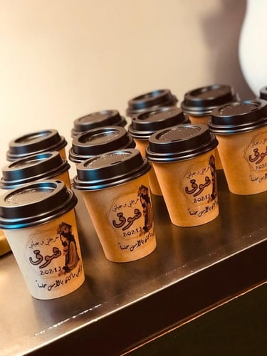 12 كوب بغطاء بتصميم تخرج بناتي