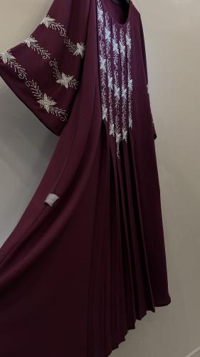 جلابية فاخرة باللون الكرزي مطرزة بالشك اليدوي
