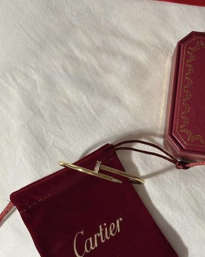 اسوارة كارتير لوڤ ذهبية مرصعه بالزيركون