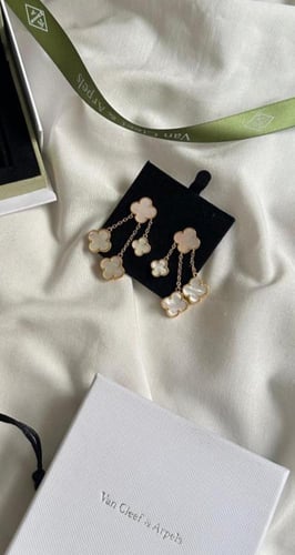 ‏حلق فان كليف ابيض اربع وردات