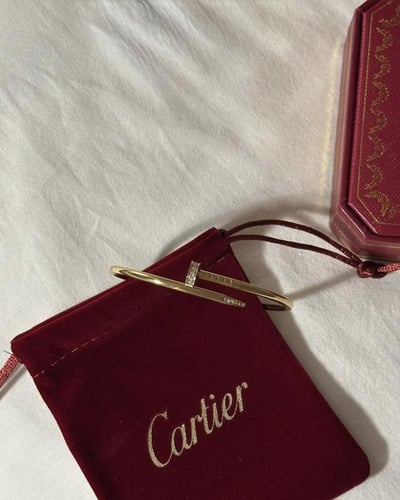 اسوارة كارتير لوڤ ذهبية مرصعه بالزيركون