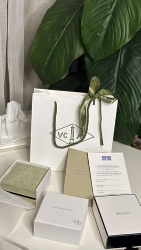 طقم عقد فان كليف 10 وردات الذهبي مع الحلق