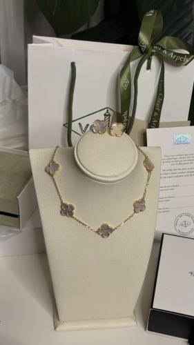 طقم عقد وحلق فان كليف 5 وردات ابيضّ صدفي