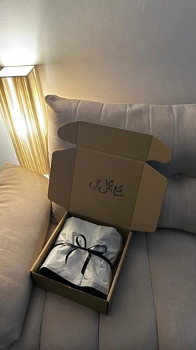 بلوفر ليحتضنك بدلا عني