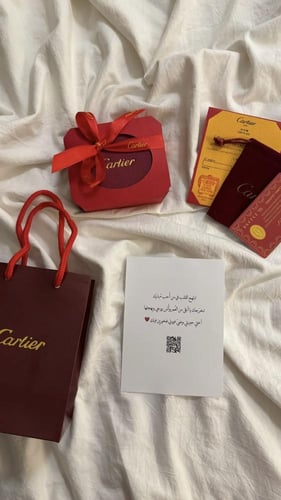 اسوارة كارتير لوڤ ذهبية مرصعه بالزيركون