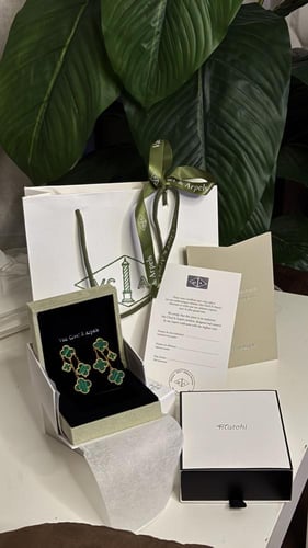 ‏حلق فان كليف اخضر اربع وردات