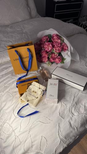 هدية نسائية جاهزه عطر ديور + سلسال مع حلق لويس فيت...