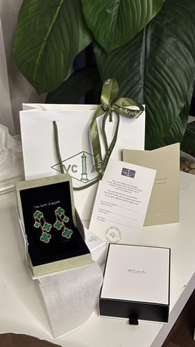 ‏حلق فان كليف اخضر اربع وردات